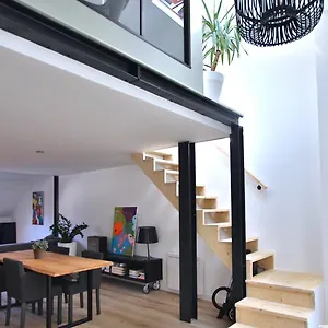 https://a-200m-du-lac-au-cur-de-la-vieille-ville.hotels-rhonealpes.com